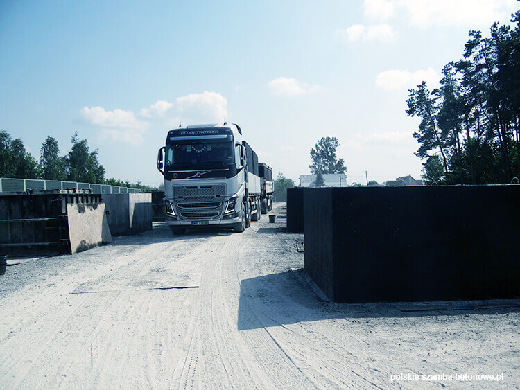 Transport szamb betonowych  w Wolborzu